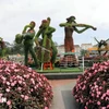 Paisajes en miniatura muy singulares hechos de plantas y flores extremadamente singulares en el Festival de las Flores de Dalat de 2022. (Fuente: VNA)