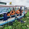 Actividades de recogida de residuos y saneamiento ambiental en el mercado flotante de Cai Rang, distrito de Ninh Kieu. (Foto: Vietnam+)