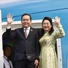 El presidente de la Asamblea Nacional, Tran Thanh Man, y su esposa, partieron de Hanoi para realizar visitas oficiales a Singapur y Japón. (Fuente: VNA)