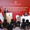 El presidente de la Asamblea Nacional de Vietnam, Tran Thanh Man, habla en la reunión con representantes de la comunidad coterránea en Singapur (Fuente: VNA)