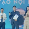 El youtuber Khoai Lang Thang (centro) recibe el premio al “creador de contenido del año” en los Vietnam iContent Awards 2024. (Foto: VNA)