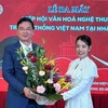 El embajador de Vietnam en Japón, Pham Quang Hieu, entrega un ramo de flores a la presidenta de la asociación de cultura y arte tradicional vietnamita en Japón, Do Khanh Han. (Foto: VNA)