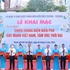 “奠边府大捷—越南力量和时代价值”图片展开幕剪彩仪式。图自越通社