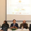 越南驻意大利大使杨海兴（中）同各位代表。图自越通