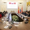 越南与彼得堡市市长亚历山大•别格洛夫举行工作会谈。图自越通社