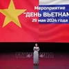 越南驻俄罗斯大使馆第一秘书宣读越南驻俄罗斯联邦特命全权大使邓明魁致洛巴诺夫校长的信。图自越通社