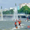第二届胡志明市河流节期间的一项水上运动表演节目。图自人民军报