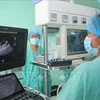 顺化中央医院医生进行器官移植手术。图自越通社
