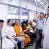 各民族、宗教、知识分子代表体验胡志明市地铁一号线。图自越通社
