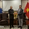越南驻澳大利亚大使范雄心与越南祖国阵线中央委员会副主席黄功水合影。图自越通社