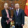 越南国家主席苏林与瑞典驻越南特命全权大使安·马威。图自越通社
