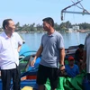 冯德进部长（左）与广南省渔民亲切交流。图自越通社