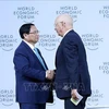 范明政总理与世界经济论坛创始人兼执行主席克劳斯·施瓦布亲切握手。图自越通社