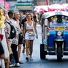 国际游客在泰国一条街上逛一逛。图自互联网