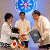 菲律宾外长恩里克·马纳洛与日本外务大臣上川阳子签署合作协议。图自越通社