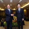 老挝总理宋赛（左）与新加坡总理黄循财。图自zaobao.com