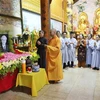 在老挝越南佛教信徒向阮富仲总书记上香。图自越通社
