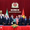 Le général To Lam et le lieutenant-général Ahmad Reza Radan signent un protocole d'accord de coopération entre le ministère vietnamien de la Sécurité publique et le commandement iranien des forces de l'ordre. Photo: VNA