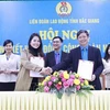 Le dirigeant de la Confédération du travail de la province de Bac Giang signe un accord de coopération sur le programme de bien-être des travailleurs avec la société par actions du commerce international HOGI Group. Photo: VNA