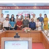 Le poète Tran Dang Khoa et le rédacteur en chef du journal Sports et Culture Le Xuan Thanh décernent le prix "Chevalier de Grillon" au représentant de l'auteur Ly Lan. Photo: VNA
