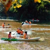 Des enfants font du kayak sur le lac Ta Lai, commune de Ta Lai, district de Tan Phu. Photo: VNA
