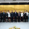 Le secrétaire adjoint du Comité municipal du Parti et président du Comité populaire de Da Nang, Le Trung Chinh, et la délégation du Tribunal populaire du Centre du Laos. Photo: VNA