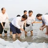 Des dirigeants provinciaux participent à la régénération des ressources aquatiques le 31 mars 2024. Photo: baoquangninh.vn
