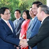 Le Premier ministre rencontre le personnel de l'ambassade du Vietnam en Chine. Photo: VNA