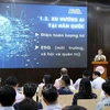 Une représentante du Centre de promotion du commerce République de Corée-Vietnam présente les tendances technologiques de l'IA en République de Corée. Photo: VNA 