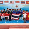 Le comité d'organisation remet des médailles aux athlètes gagnants. Photo: VNA