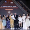 Le prix NETPAC décerné au film vietnamien (Face off 7: One wish) du réalisateur Ly Hai. Photo: VNA
