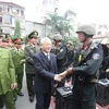 Le secrétaire général Nguyen Phu Trong visite et inspecte l'état de préparation au combat du commandement de la police mobile du ministère de la Sécurité publique, le 2 janvier 2016. Photo: VNA