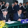 Le président To Lam (gauche) et le Premier ministre Pham Minh Chinh écrivent le registre de condoléances. Photo: VNA