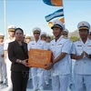 La vice-présidente Vo Thi Anh Xuan offre des cadeaux à la brigade 162 et d'autres unités de la région navale N°4. Photo: VNA