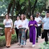 La présidente du Sénat australien Sue Lines, accompagnée de sa délégation, visite le Temple de la Littérature à Hanoï. Photo: VNA