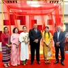 Le ministre des AE du Timor-Leste, Bendito Freitas (centre) et l'ambassadeur du Timor-Leste au Brunei, Abel Guterres (droite) prennent des photos souvenirs dans l'espace d'exposition de l'ambassade du Vietnam au Brunei. Photo: ambassade du Vietnam à Brunei.