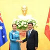 Le ministre de l'Industrie et du Commerce Nguyen Hong Dien et la présidente du Sénat australien Sue Lines. Photo: VNA