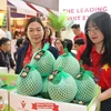 Le pamplemousse à peau verte du Vietnam présenté au salon. Photo: VNA