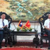 Séance de travail entre les dirigeants de la province vietnamienne de Thua Thiên-Huê et celle lao de Savannakhet. Photo: VNA