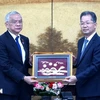 Nguyen Van Quang, secrétaire du Comité municipal du Parti de Da Nang (droite) offre un cadeau de souvenir au vice-président de l'Assemblée nationale lao, Sommad Pholsena. Photo: VNA