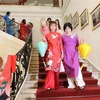 Un défilé d'Ao dai interprété par les membres du Club du patrimoine Ao Dai en Belgique. Photo: VNA