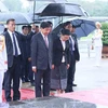 Le secrétaire général du Parti populaire révolutionnaire lao et président du Laos Thongloun Sisoulith et son épouse, accompagnés d'une délégation de haut rang du Parti et de l'État du Laos, rend hommage au Président Hô Chi Minh en son mausolée. Photo: VNA