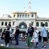 Des touristes sud-coréens visitent la Poste centrale, la destination la plus célèbre d'Hô Chi Minh-Ville. Photo: VNA