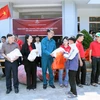 Remise de cadeaux à des habitants touchés par le typhon n°3, dans la commune de Ngoc Chien, district de Muong La, province de Son La. Photo: VNA