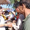 Remise des cadeaux à des victimes touchés par le typhon Yagi au Laos. Photo: VNA