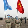 Les officiers de l'Unité de Génie n° 1 et de l'Hôpital de campagne de niveau 2 n° 4 partent pour accomplir leur mission. Photo: VNA