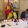 Le ministre français de la Fonction publique, de la Simplification et de la Transformation de l'action publique Guillaume Kasbarian et la ministre vietnamienne de l'Intérieur Pham Thi Thanh Tra signent un accord administratif entre les deux ministères. Photo: VNA