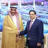 Le PM Pham Minh Chinh (droite) rencontre le ministre saoudien de l'Industrie et des Ressources minérales, Bandar Ibrahim Al-Khorayef. Photo: VNA