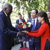 Le président de l'AN vietnamienne Tran Thanh Man accueille le président de l'ANPP de Cuba Esteban Lazo Hernández (gauche). VNA