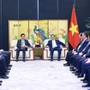 Le PM Pham Minh Chinh (droite) rencontre le président de la région autonome Zhuang du Guangxi (Chine) Lan Tianli. Photo: VNA